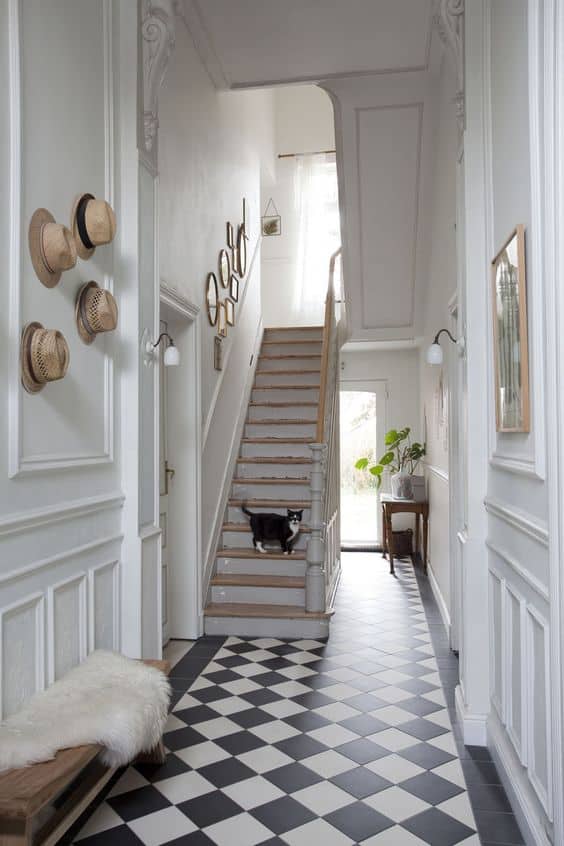 Entrée couloir escaliers bois et blanc