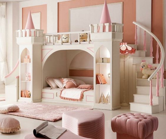 Imagination débordante, franc parlé, rêves en pagaille et étoiles dans les yeux, le quotidien de l'enfance que l'on retrouve au sein de ces chambres aux décors merveilleux. www.soodeco.fr