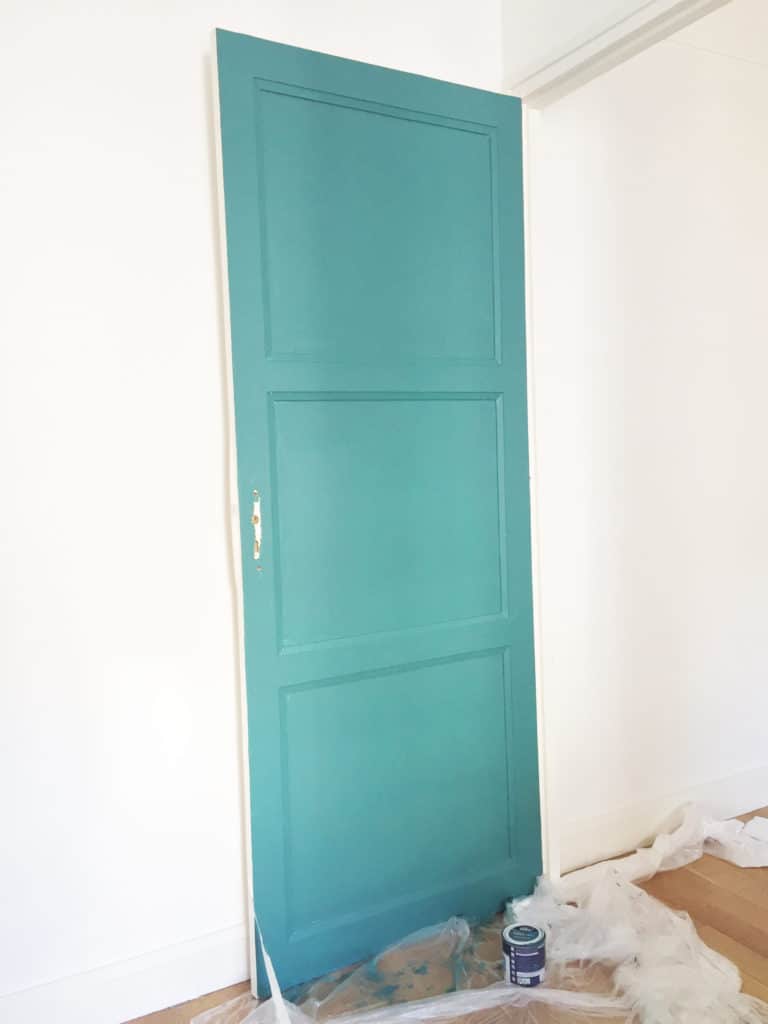 Peindre une porte bleue DIY www.soodeco.fr/