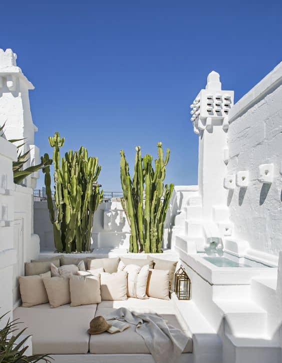 Riad marocain blanc piscine couloir de nage cactus