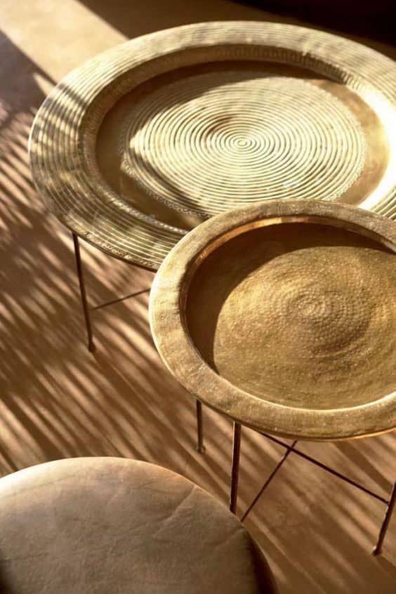 Riad marocain tables plateau doré décoration extérieur 