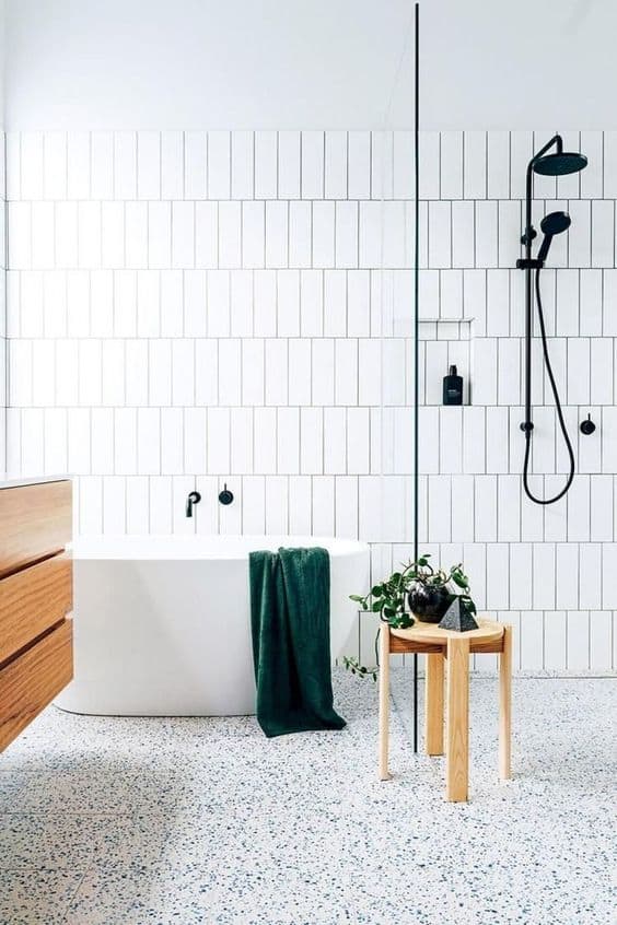 Baignoire îlot ou baignoire classique, comment choisir ? www.soodeco.fr/