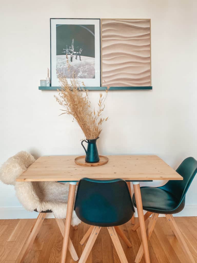 Salle à manger avec étagère et cadres www.soodeco.fr/