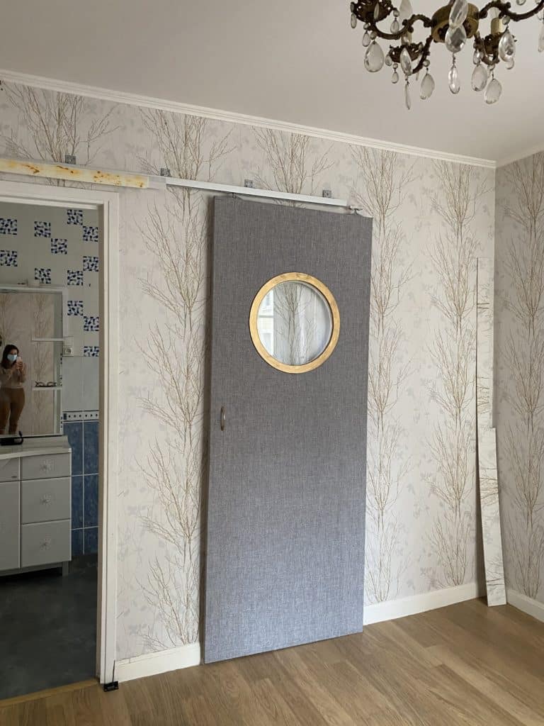 Chambre rénovation papier peint mur parquet abimé passage salle de bain porte hublot