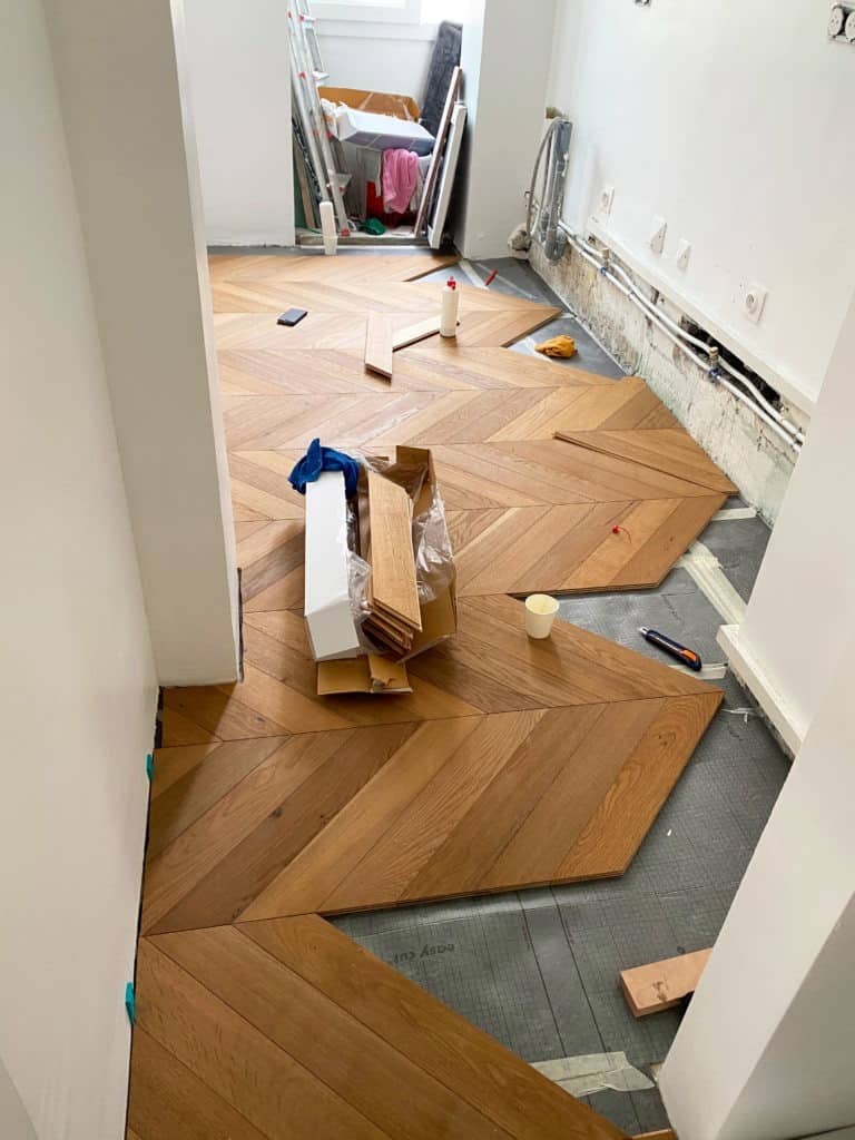 Pose parquet chevron pièce étroite