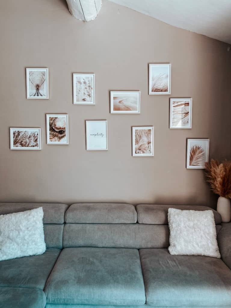 Mur de cadres teintes beige et naturelles