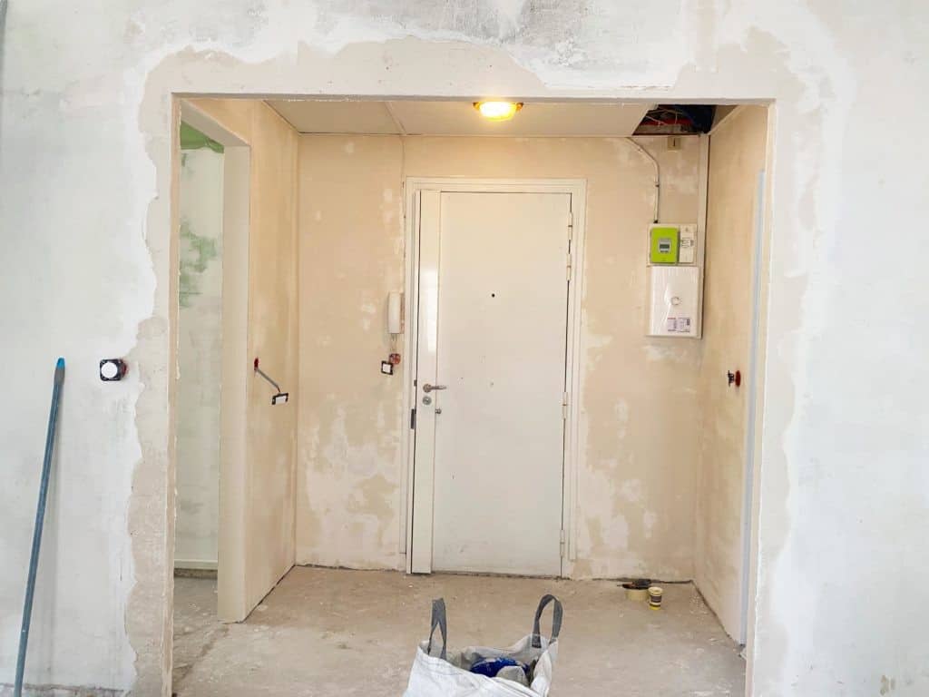 Rénovation entrée ouverture sur le salon enduit rebouchage enduit lissage