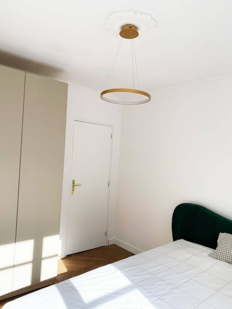 Chambre suspension led circle moulures plafond