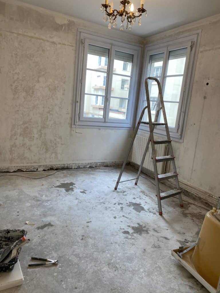 Chambre murs enduits rénovation appartement parisien sol dalle de béton