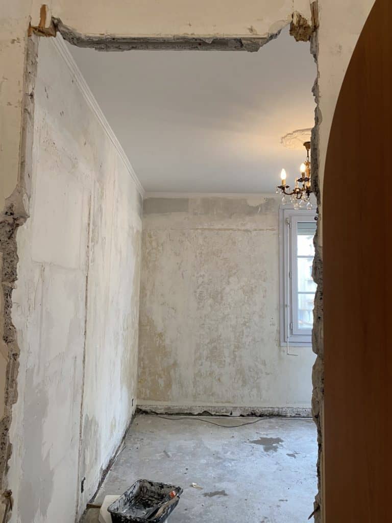 Chambre murs enduits rénovation appartement parisien