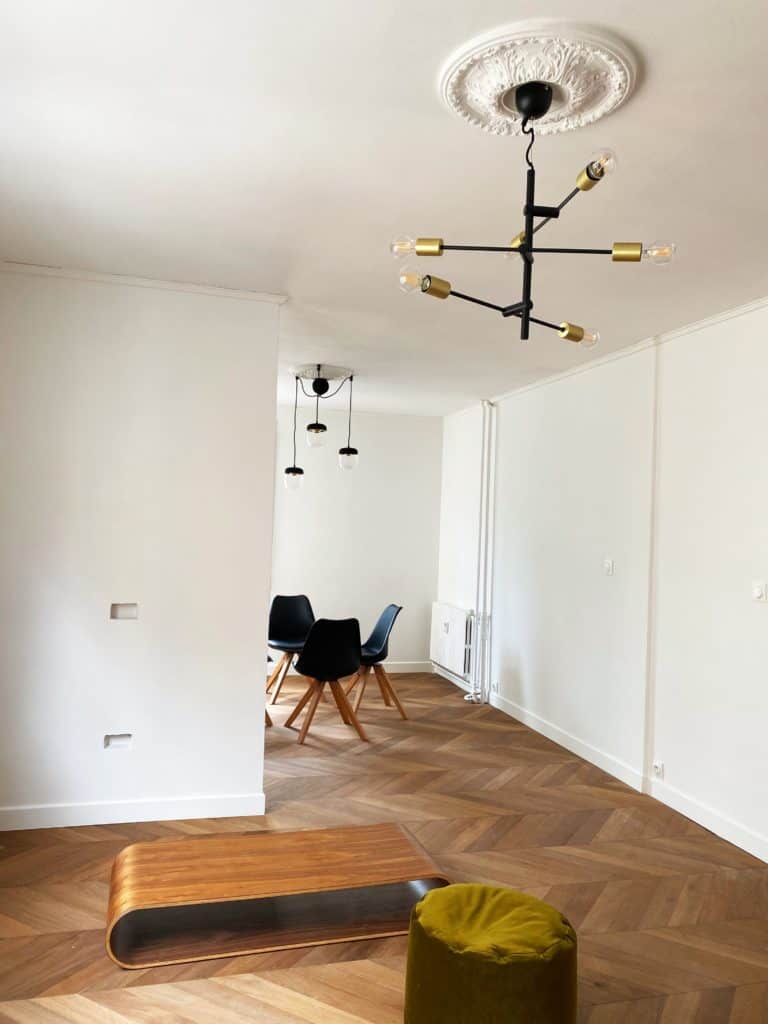 Salon salle à manger enfilade parquet chevron luminaires suspension