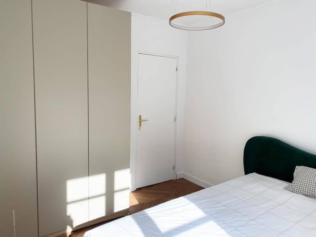 Chambre tête de lit velours vert suspension dorée armoire ikea pax