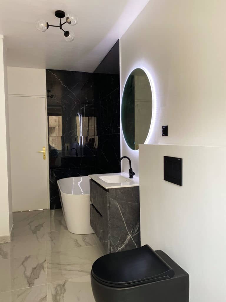 Salle de bain noire et blanche décoration moderne baignoire semi-ilot