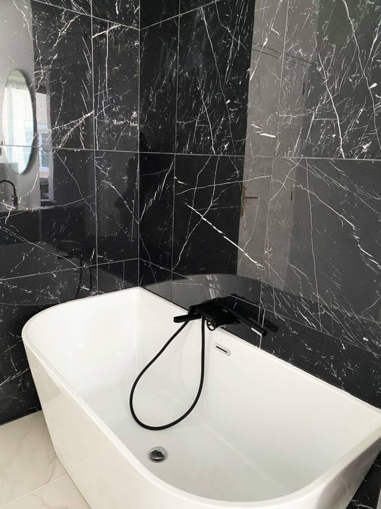 Baignoire semi ilot installée rénovation salle de bain parisienne
