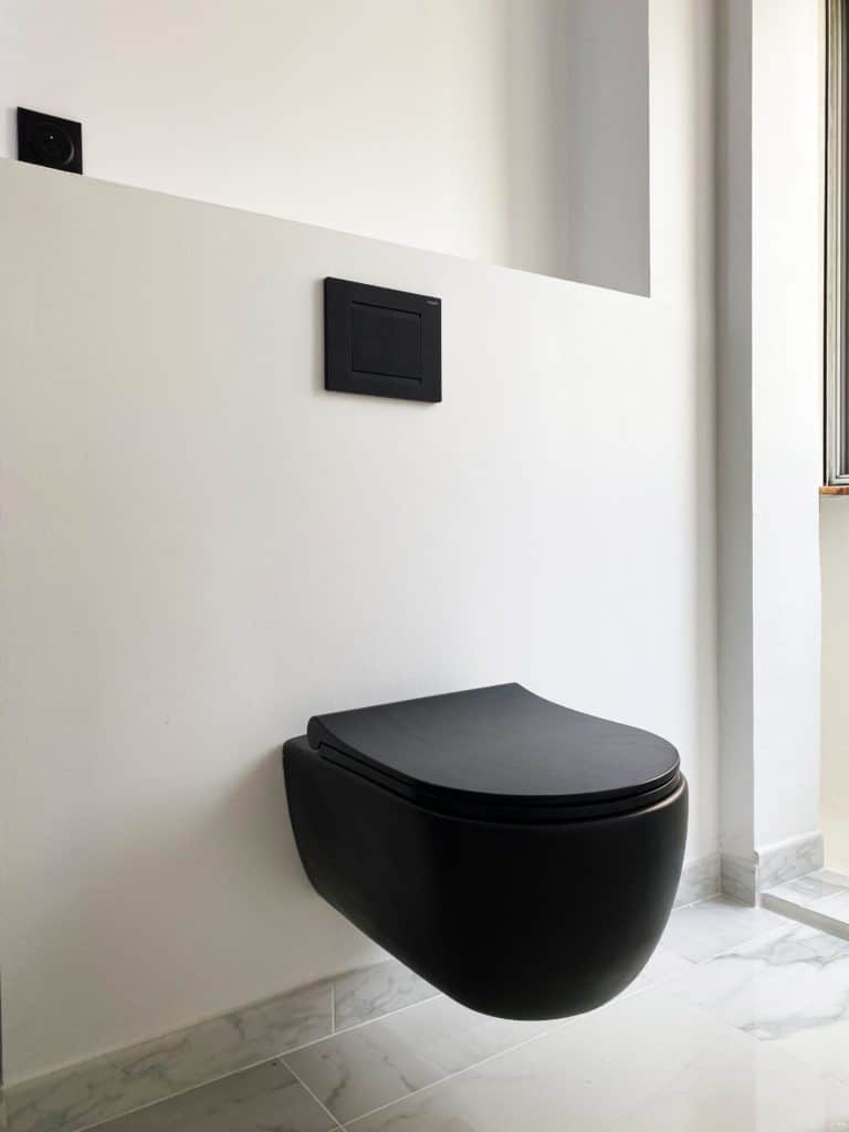 WC suspendus noirs mat avec plaque de commande noire