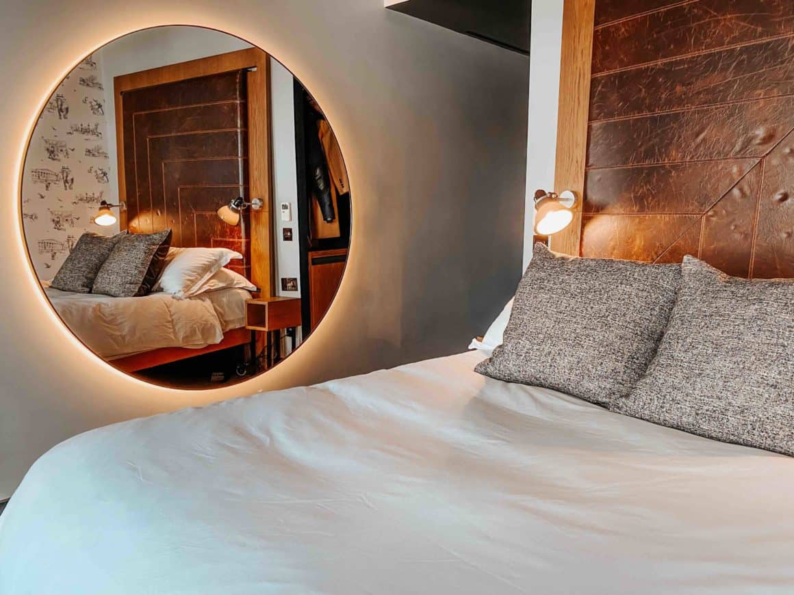 Hoxton Hôtel Londres chambre design tête de lit cuir miroir XXL