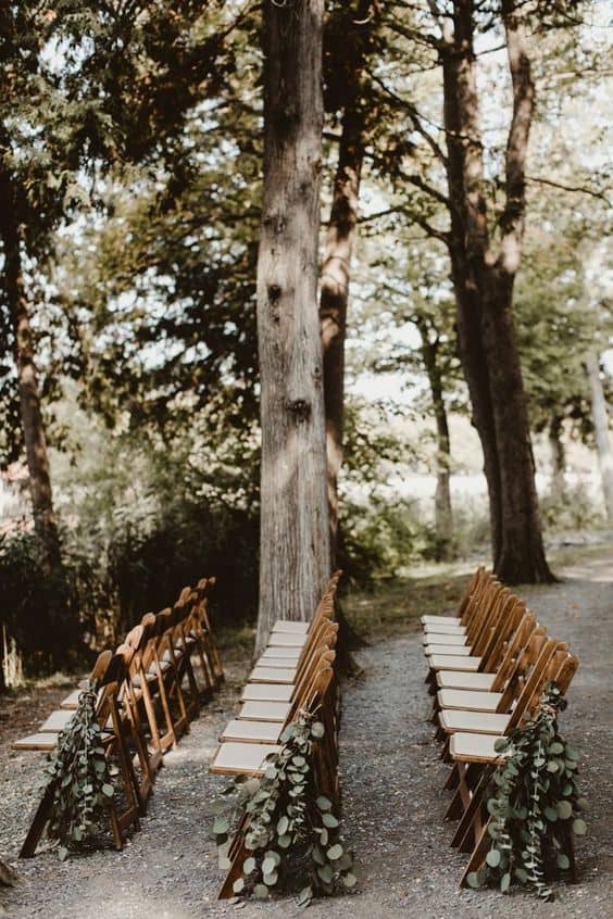 Décoration cérémonie mariage laïque chaises bois eucalyptus