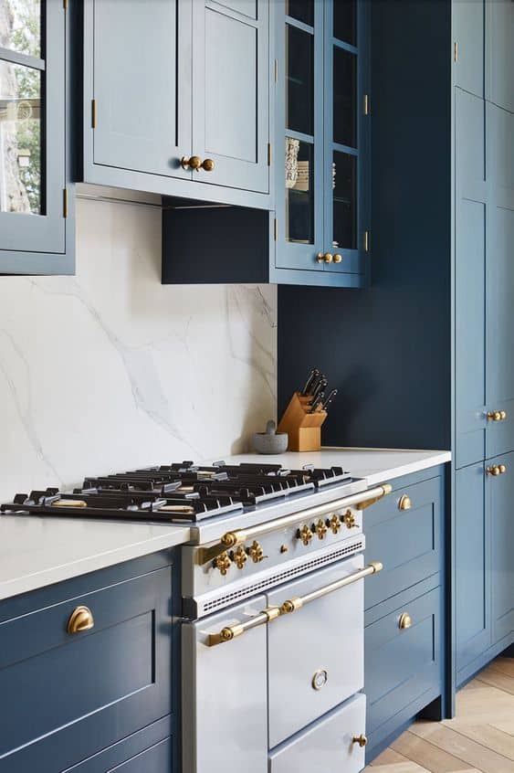 Cuisine linéaire bleue parquet chevron plan de travail crédence marbre