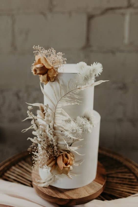 Gâteau pièce montée blanche avec décoration fleurs séchées