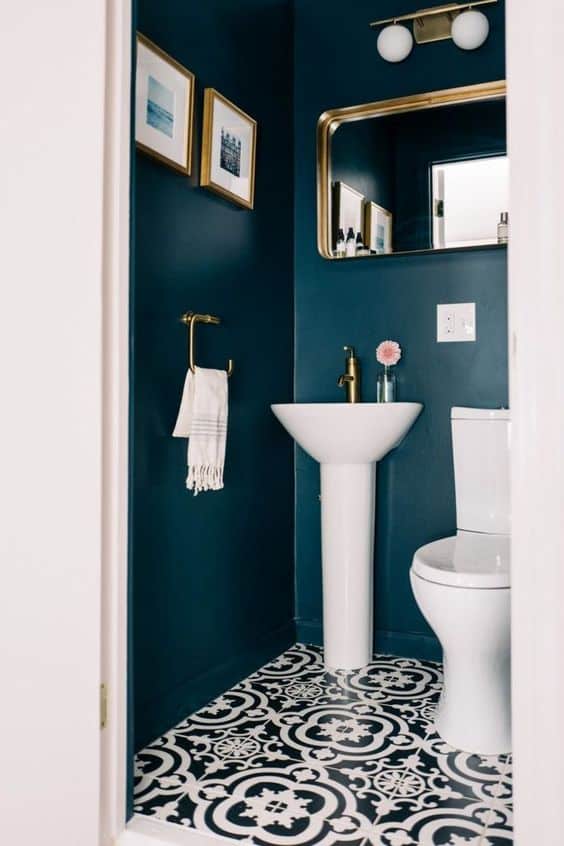 Toilettes originaux mur bleu roi sol carreaux de ciment noirs et blancs