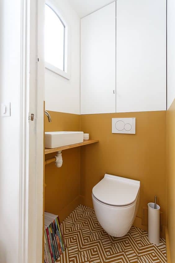 Relooking express du petit coin toilettes jaune appartement parisien rénové