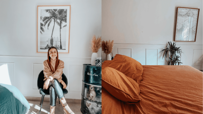 Chambre rénovée moulures murales design d'intérieur
