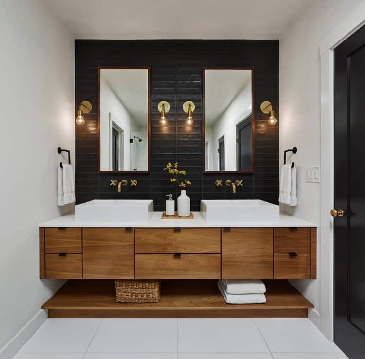 Salle de bain mur noir robinetterie dorée meuble bois noyer