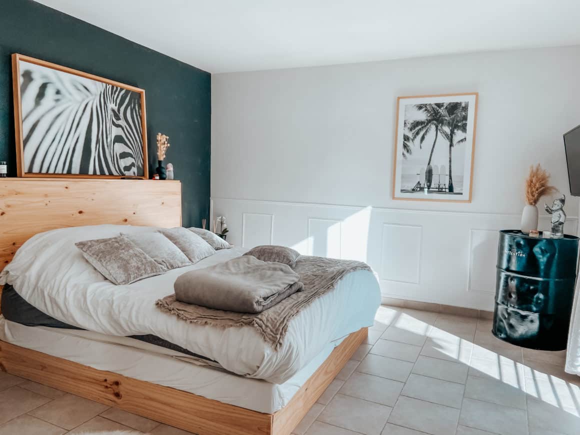 Chambre parentale tête de lit DIY bois brut