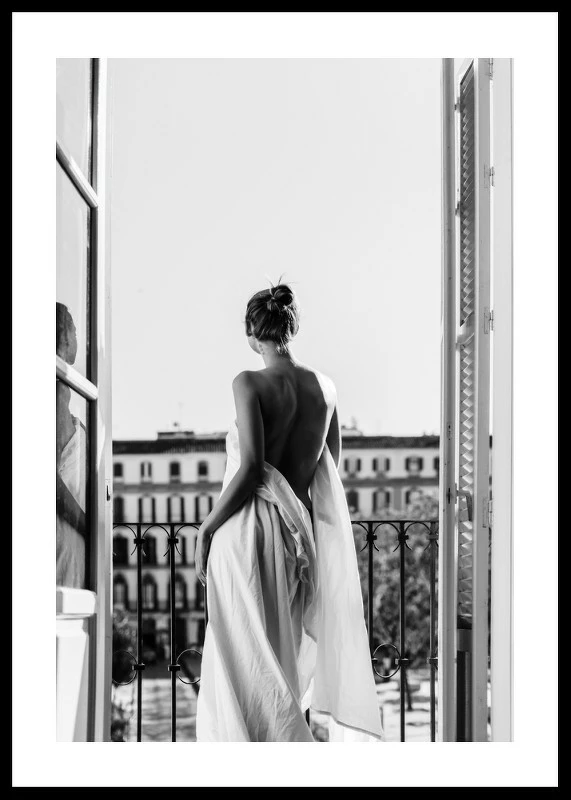 Affiche en noir et blanc d'une femme sur un balcon parisien enroulée dans un draps 
