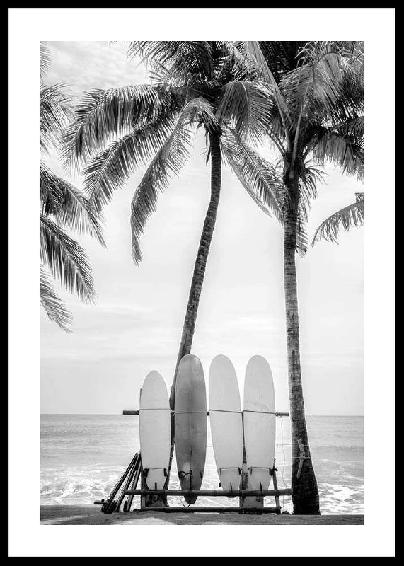 Affiche en noir et blanc de planches posées sur une plage dans les îles