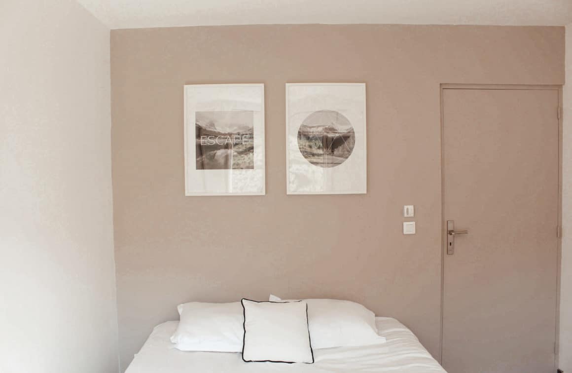Petite chambre beige décoration minimaliste