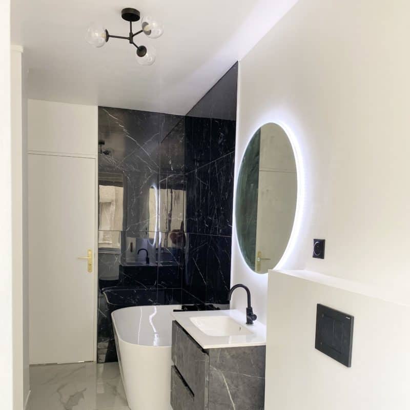 Salle de bain marbre blanc noir baignoire ilot
