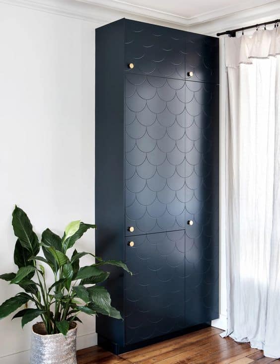 Astuce rangement toute hauteur placard design Plum Kitchen pour aménager un petit salon