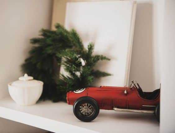 Décoration à poser voiture rouge