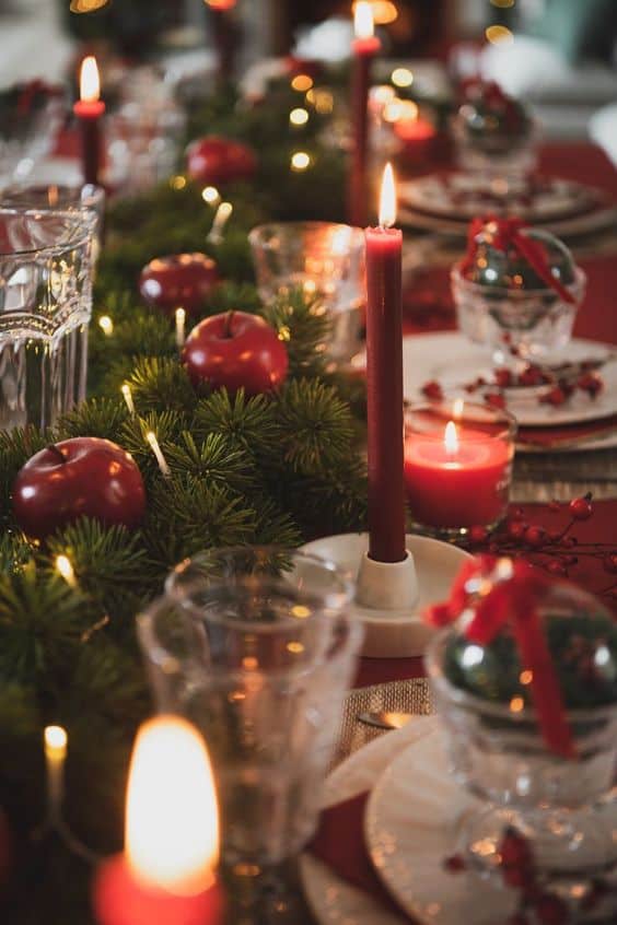 Décoration table de Noël rouge et banche vintage