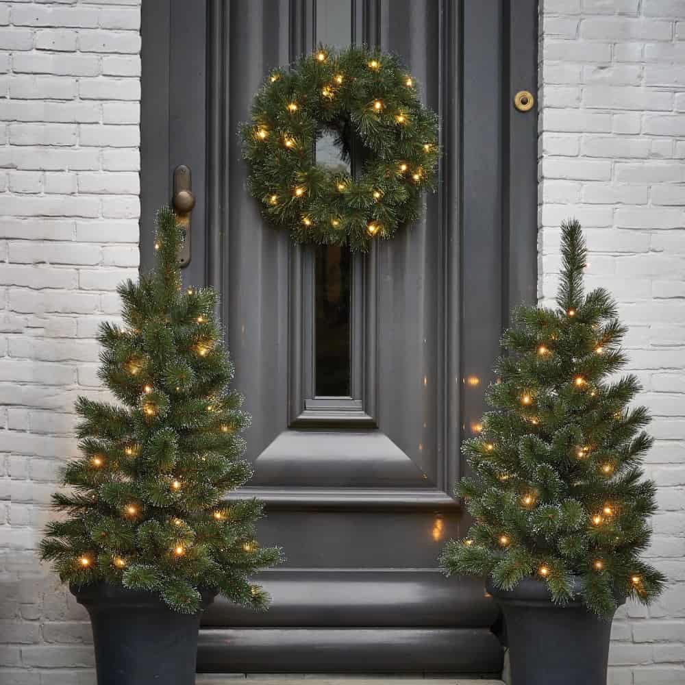 Décoration porche extérieur sapins Noël couronne