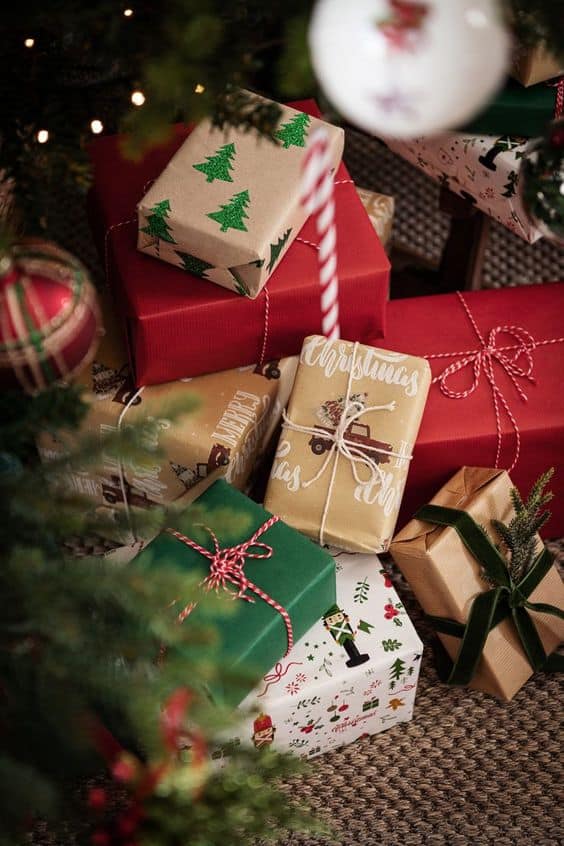 Paquet cadeaux Noël traditionnel rouge blanc vert kraft