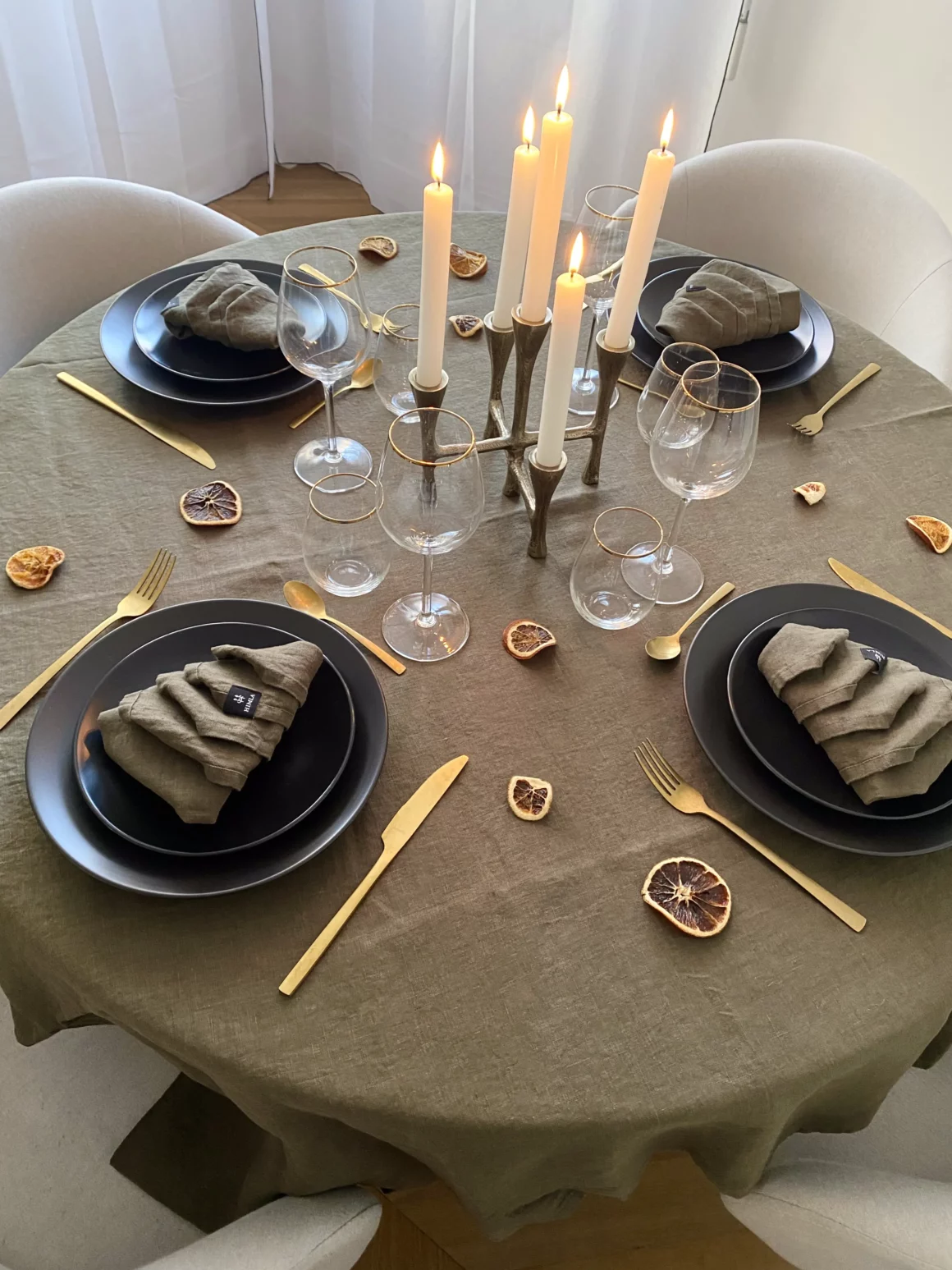 Idée décoration de table de noël 2022 minimaliste 4 personnes doré vert noir 