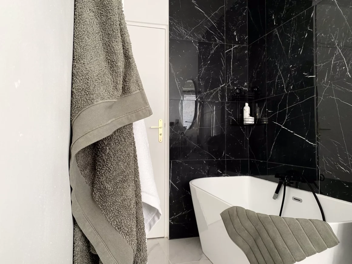 Salle de bain moderne marbre linge de bain vert sauge