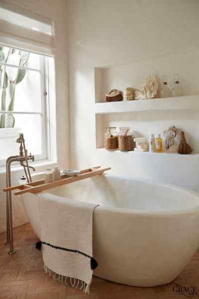 Salle de bain carrelage imitation bois baignoire semi ilot béton ciré