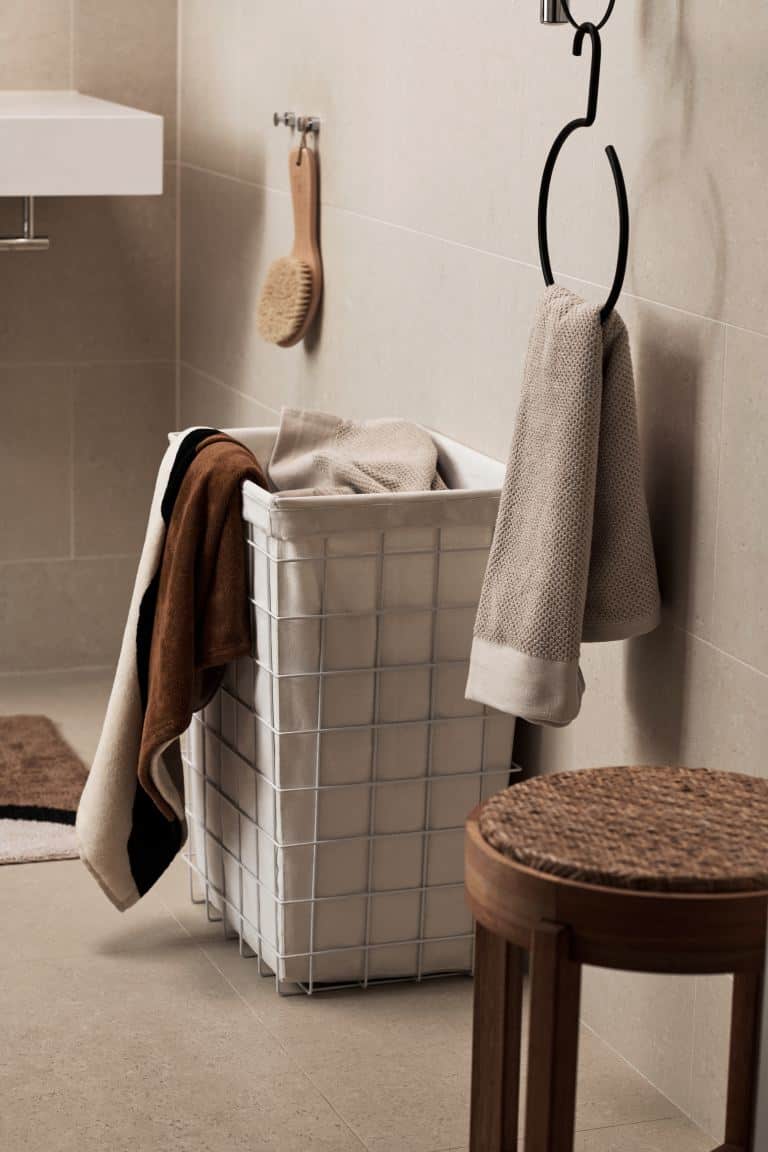 Panier à linge minimaliste avec armature en fer et tissu blanc beige