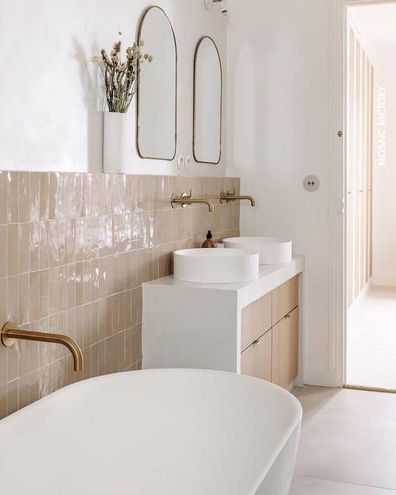 Salle de bain meuble double vasque, baignoire, zelliges au mur