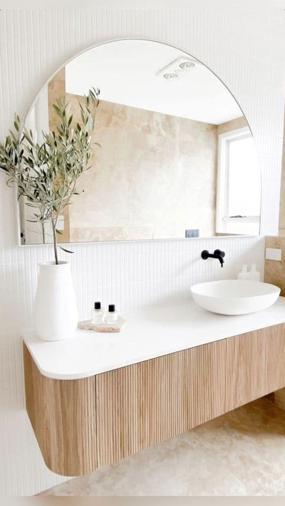 Salle de bain méditerranéen, miroir arche, meuble bois texturé