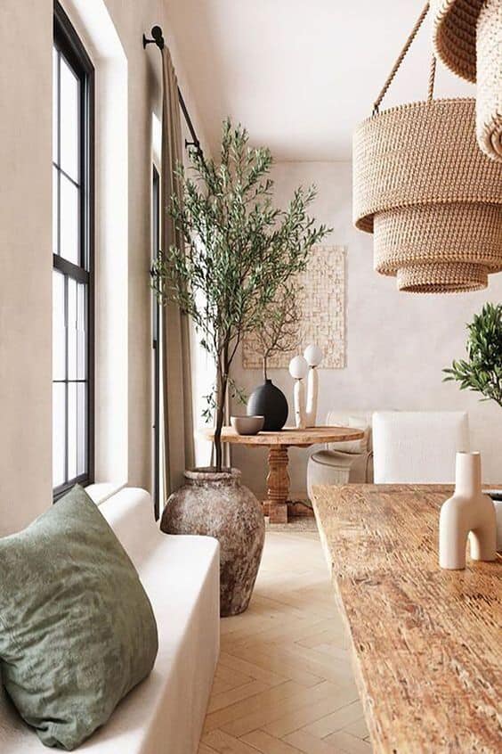 Salon décoration style méditerranéen table basse bois, banquettes blanches, olivier