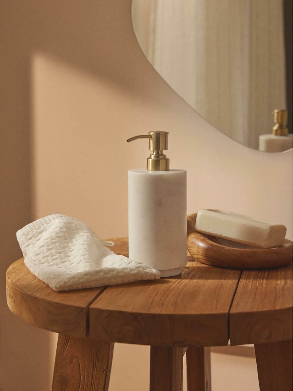 Distributeur de savon en marbre blanc et doré