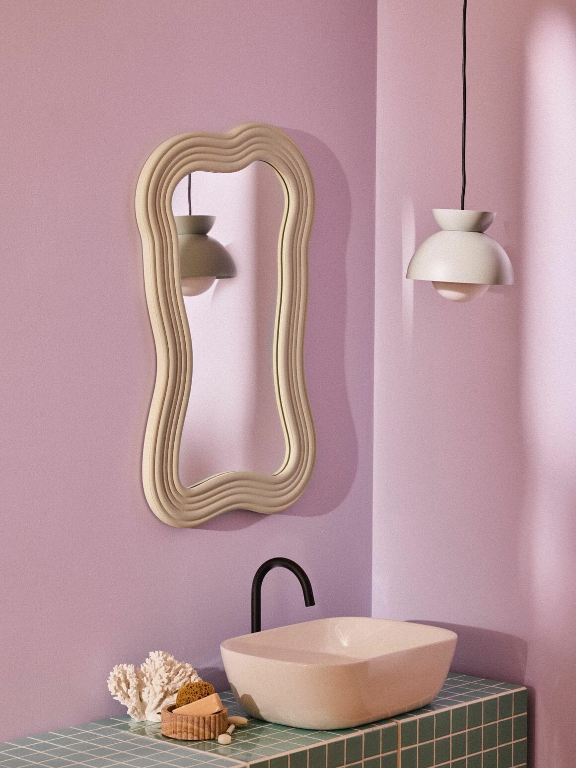 Miroir mural avec cadre ondulé Cosimo beige pour toilettes ou salle de bain aménager ses toilettes