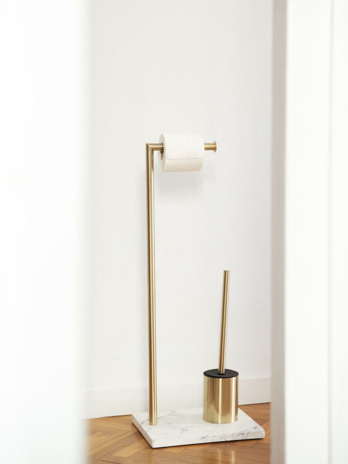 Porte rouleau papier toilettes doré et socle marbre blanc