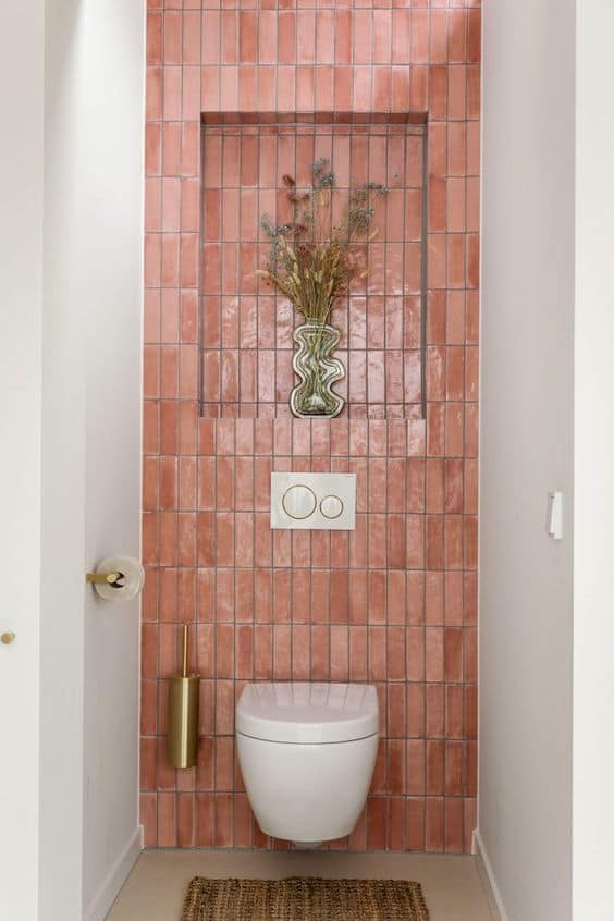 Toilettes avec niche décorative