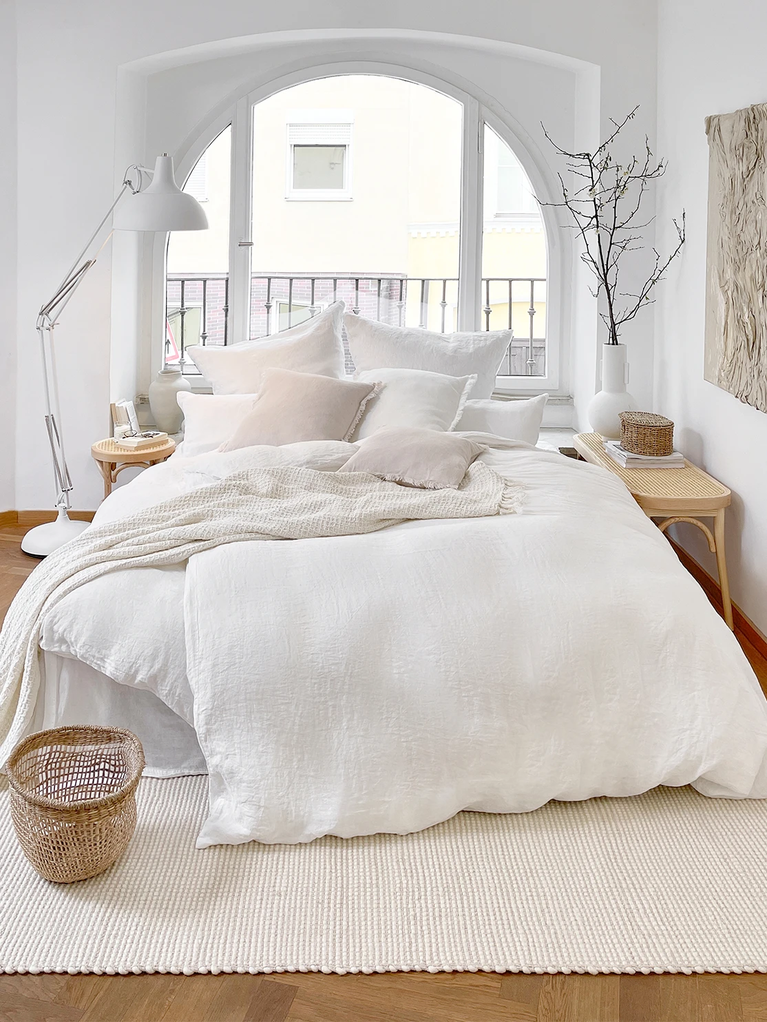 Chambre minimaliste inspiration parisienne couleurs claires et bois