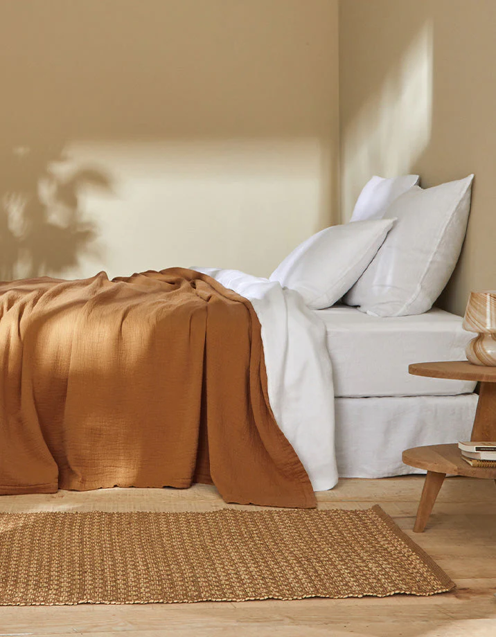 Couvre lit d'été fin en lin couleur caramel pour une chambre chaleureuse